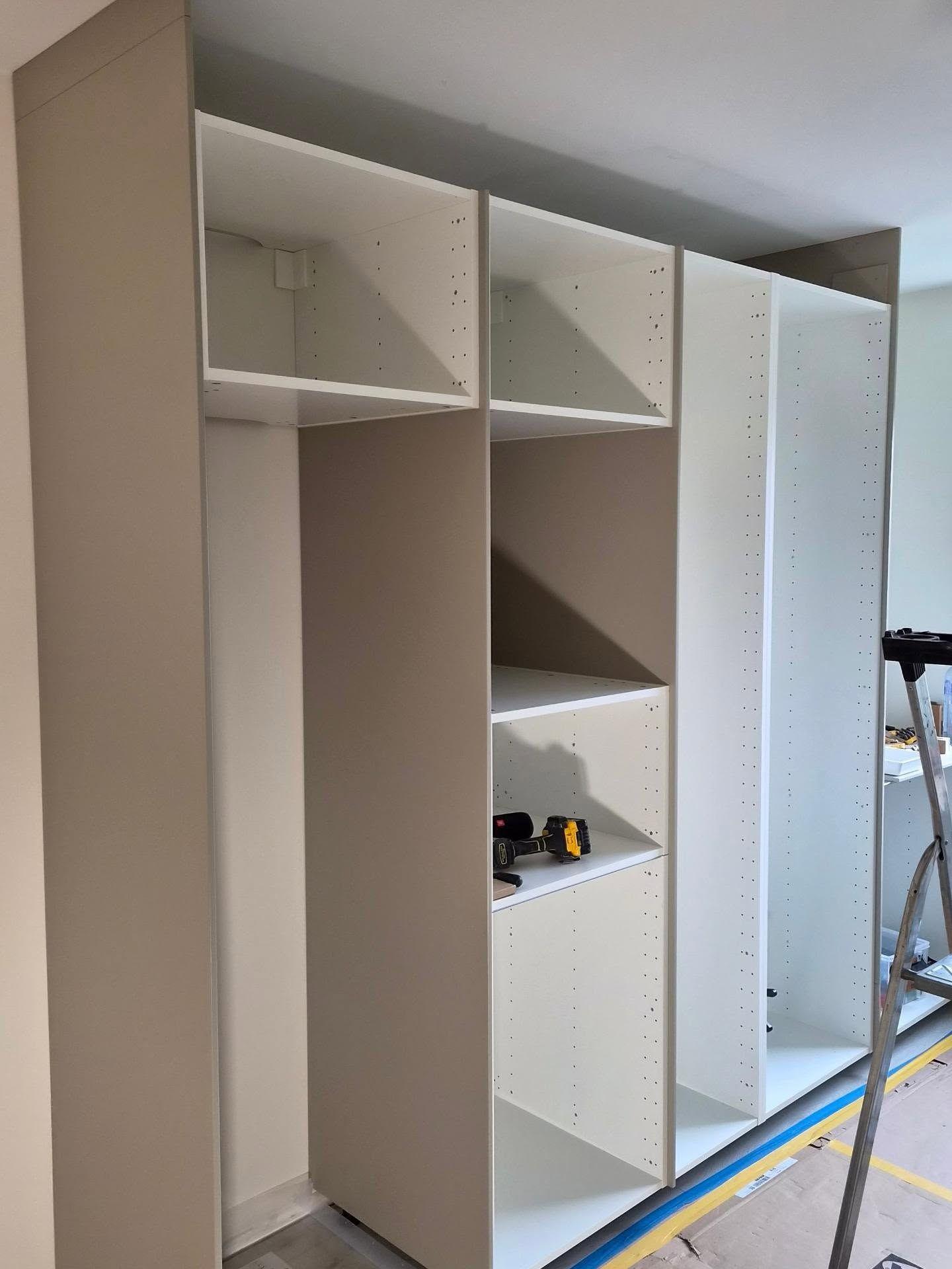Uppresta vita högskåpsstommar med beige sidopanel