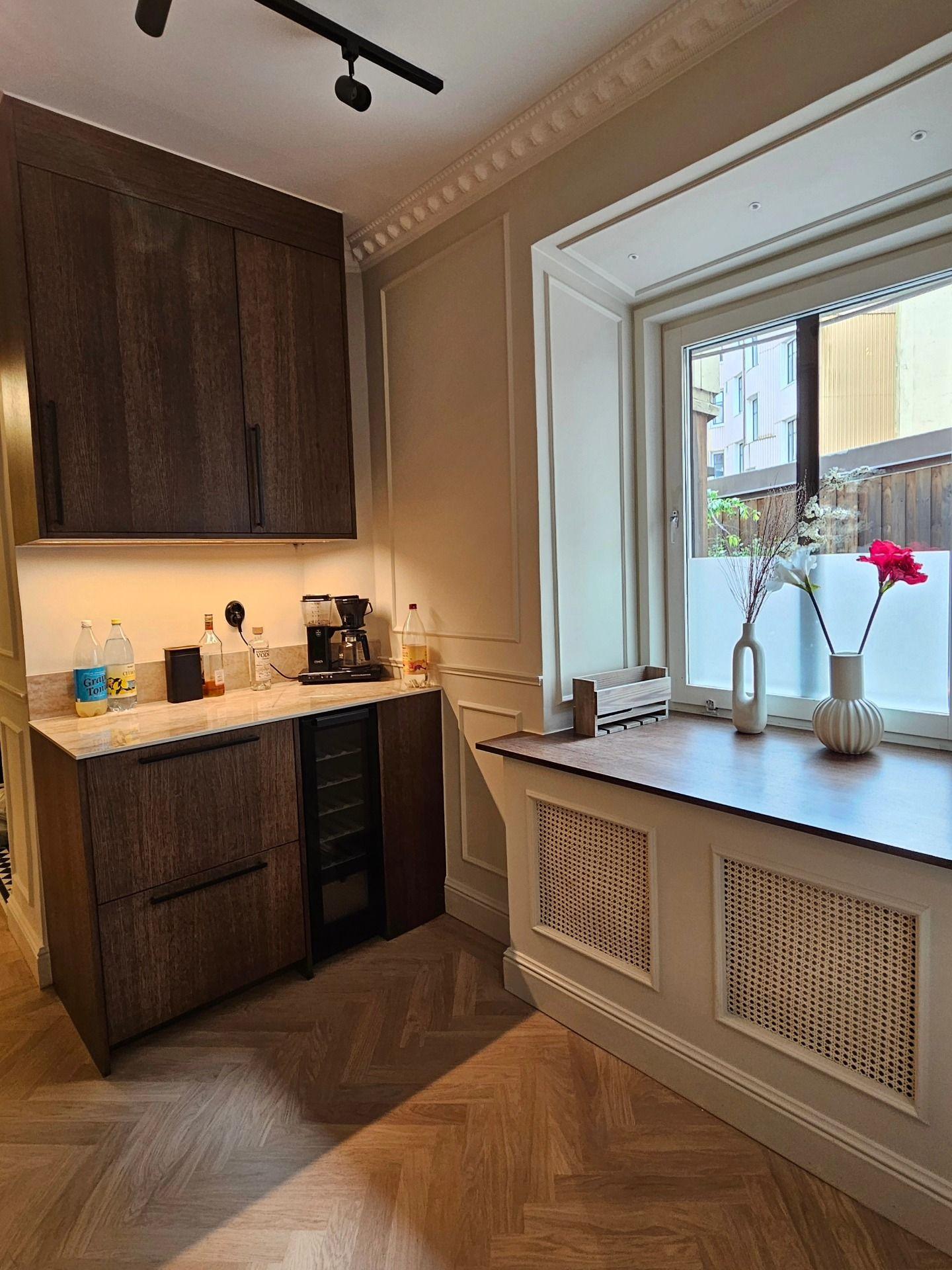 Färdig kaffehörna med vinkyl och radiatorkåpa med rottinginsats