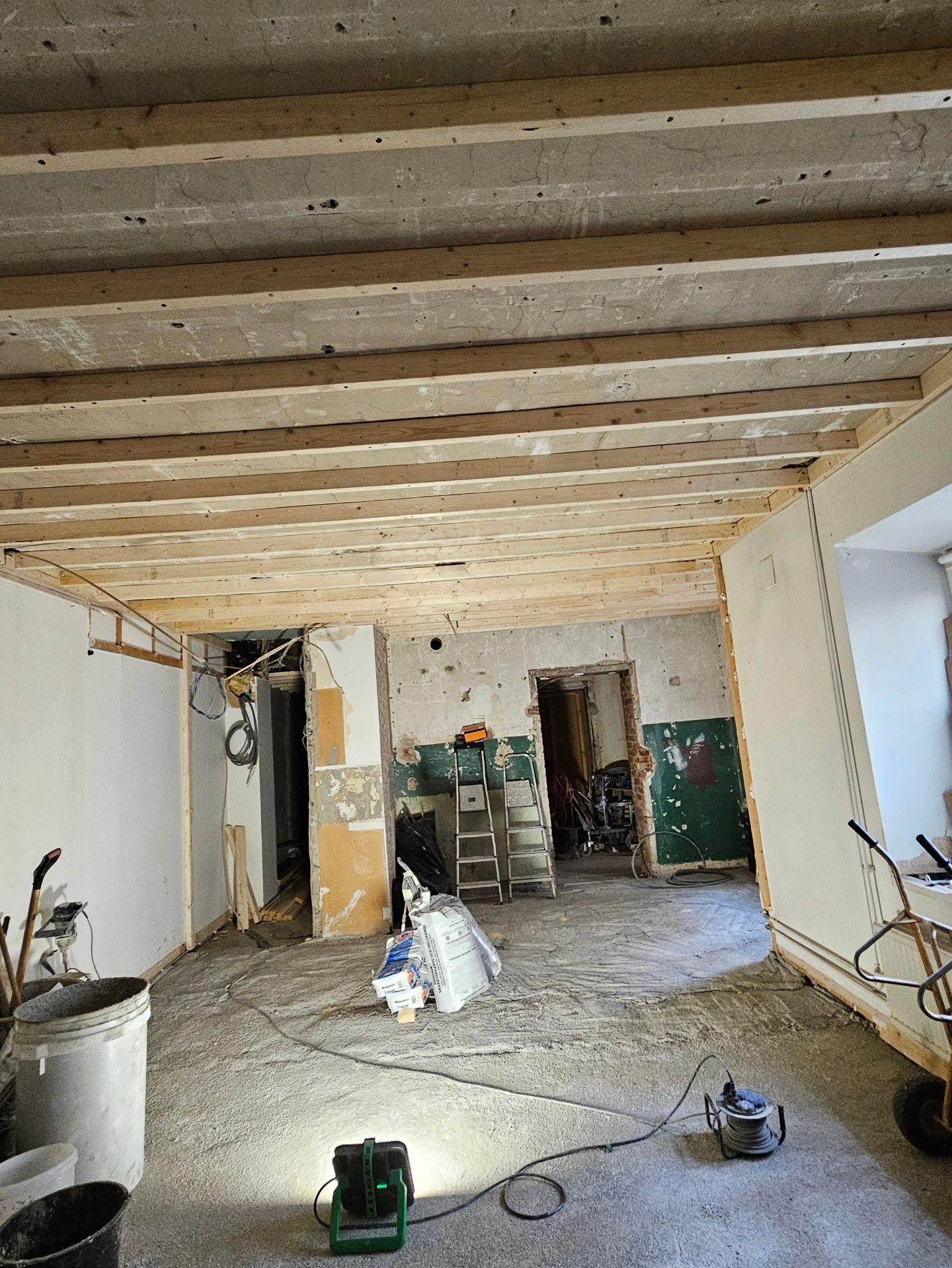Rivet rum med nytt takregelverk och avjämnat betonggolv