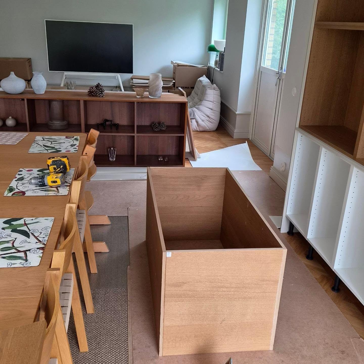 Stommar och skåpdelar uppställda i rummet under montering
