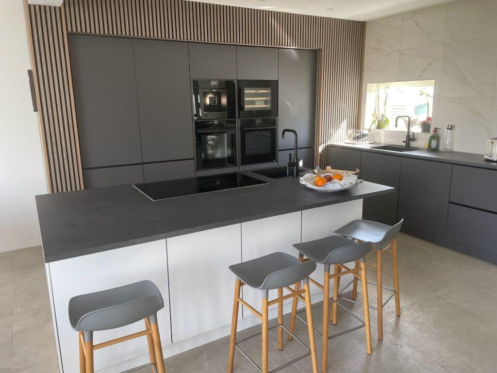 Kök med akustikpaneler