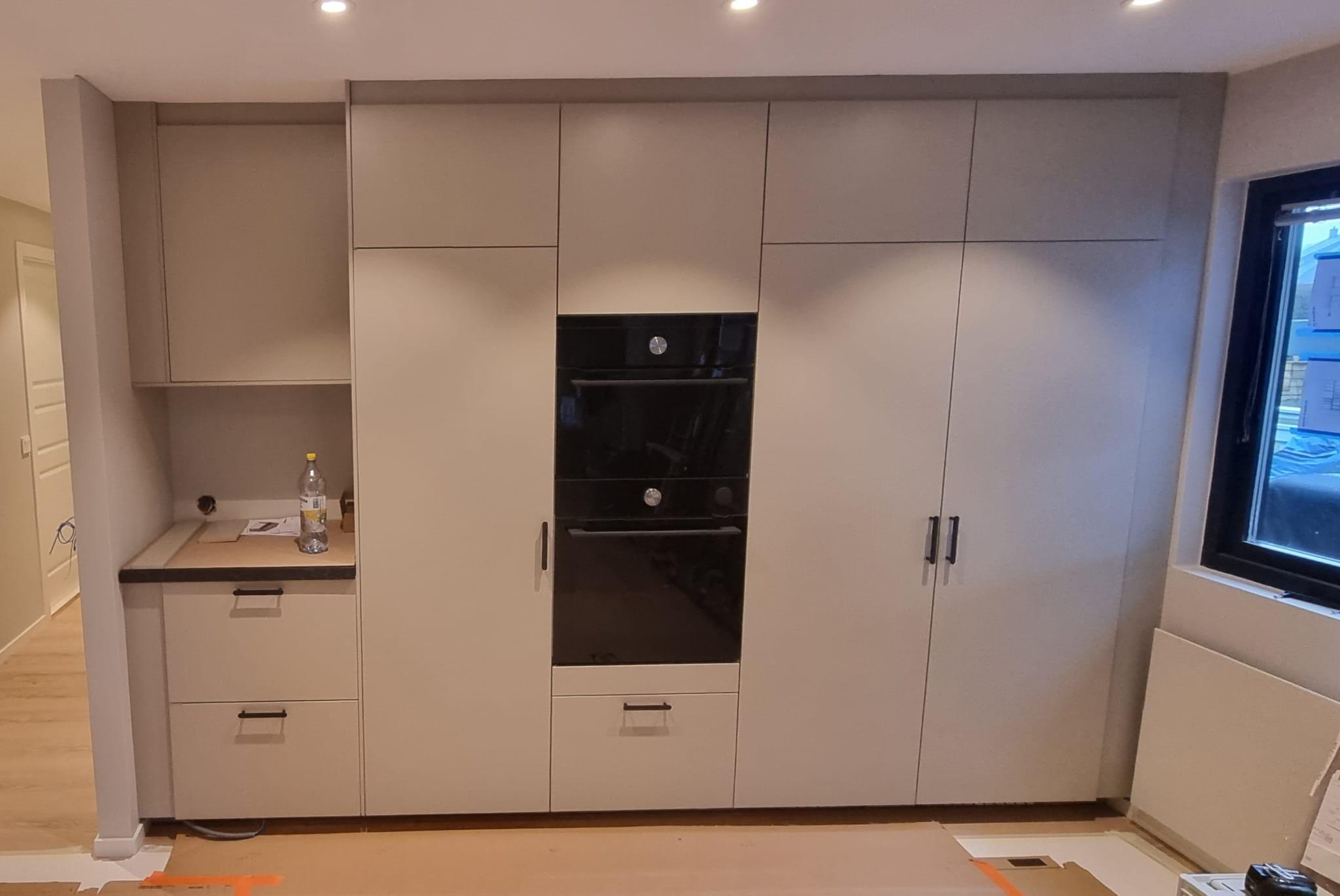 Elegant kök med köksö